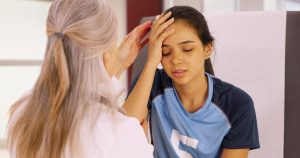 concussion patient with doctor