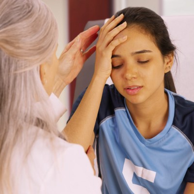 concussion patient with doctor