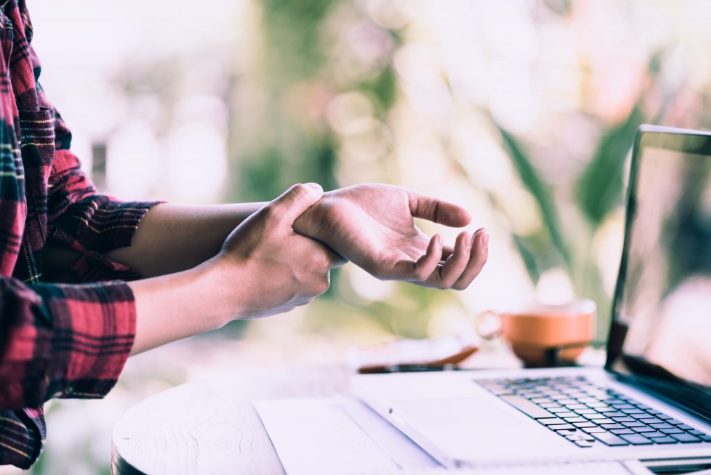 wrist pain while typing on a computer